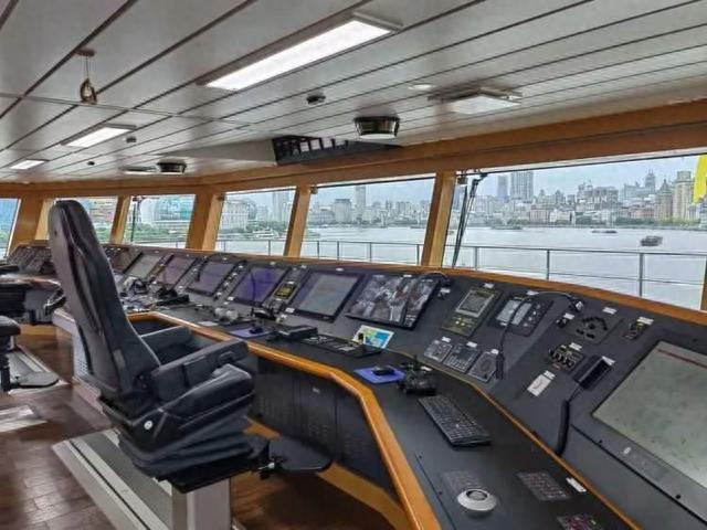 服務(wù)“海洋強國”建設(shè)，大型海道測量船“海巡08”輪在上海列編與船員培訓(xùn)